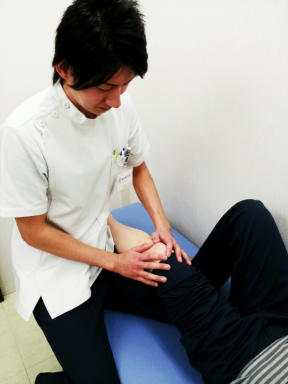 柏のひざ痛の方の膝蓋骨の施術